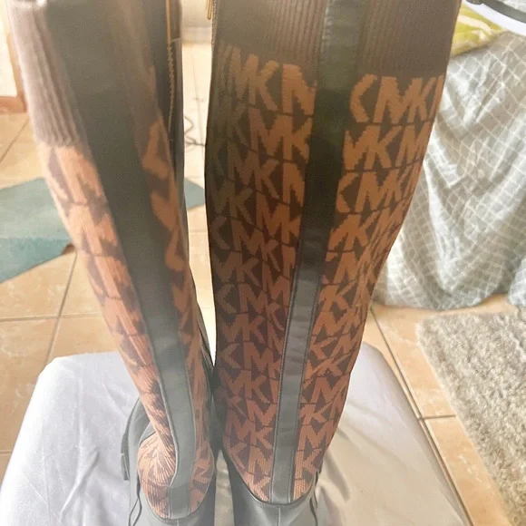 Women shoes size 8 slightly worn $20 each pair but the Mk boots are $100 - Picture 4 of 13